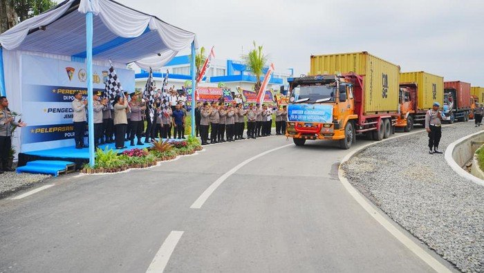 Kapolri Lepas 22 Kontainer Bantuan Kemanusiaan Polri untuk Aceh-Sumatera